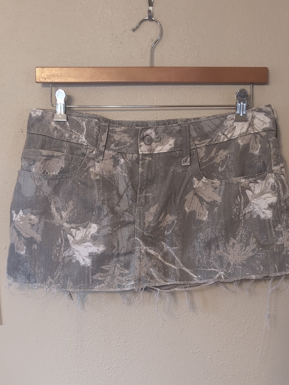 Hollister Gray Leaf-Print Camouflage Mini Denim Skirt With Attached Shorts 10